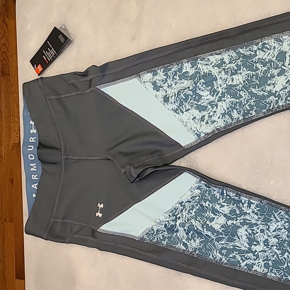 NEW with tags Under Armour headgear compression Leggings Size Medium.